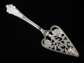 Silversmith: Johannes Verlooven, Silver cake server, cut open with tree of life with flowers and flower bud, cake shovel kitchen
