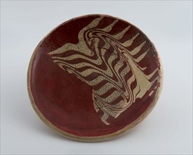 Earthenware dish, red shard, internally glazed, decoration in yellow, on stand, plate crockery holder soil find ceramic