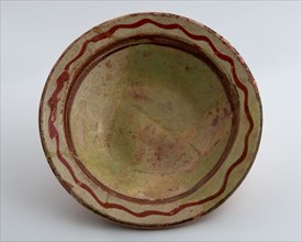 Earthenware dish, red shard, internally glazed, decoration in yellow and brown, on stand, dish plate crockery holder earth