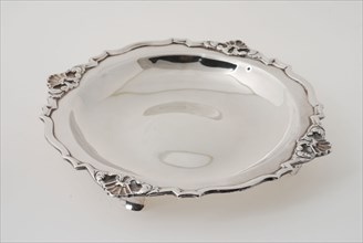 Silversmith: Louis de Haan, Round silver tray with slightly convex bottom, on four smooth legs, bake crockery holder silver