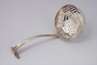 Silversmith: Hendrik Vrijman, Silver sugar sprinkle spoon with round, open-worked container, scoop spoon spoon kitchenware