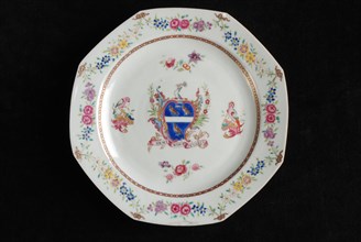 Plate chine de commande, with weapon of Ravesteyn, ceramic walnut porcelain glaze, baked glazed painted enamelled Flat eight