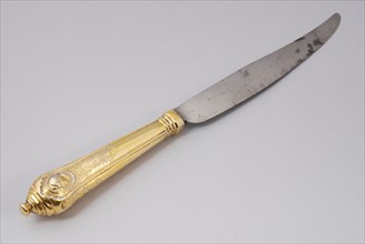 Gilt knife, knife cutlery silver gold iron, forged gilt Heft blade. With embossed oval medallion band work. Pine cone BW in oval
