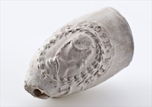 Jan van Erp, White pipe cup with embossed medallions from Stadholder William V and Princess Sophie, clay pipe smoking equipment