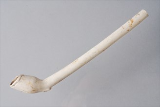 Clay pipe, unnoticed, from the waste of Rotterdam pipe making with decorated handle, clay pipe smoking equipment smoke floor