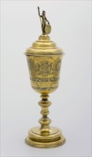 Silversmith: Adrianus Stratenus, Gilt silver cup from the wine buyers' guild, jug goblet drinkware tableware holder gold silver