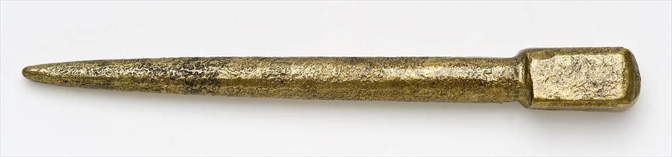Book closure, locking pin, pin fitting soil found brass metal, cast drawn Locking pin. Pin-shaped Elongated head square section