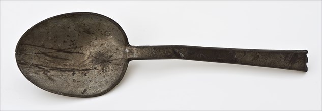 Johan de Clercq (?), Pewter spoon with oval bowl, flat handle and two notches in end, marked, spoon cutlery soil find tin metal