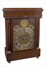 import: Steven Hoogendijk, Compound table clock with brown wooden case and two pillars, clock clock timepiece measuring
