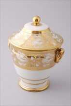 White sugar bowl with gold-colored flower, acorn and leaf decoration, sugar bowl holder coffee service tea set tableware