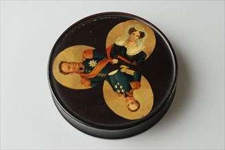 Snuffbox with three portraits on the lid, snuffbox holder wood paint oil paint varnish, twisted lacquered painted Snuffbox. Flat