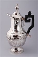 Silversmith: Rudolph Sondag, Silver jug with black wooden handle, belly decorated with decorations, knob on lid