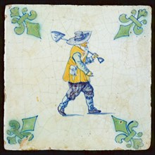 Claes Wijtmans (ca. 1570 - 1640), Figure tile, multicolored, blue, purple, yellow, green; running man with shovel over shoulder