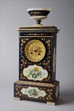 Désiré Romain (?), Alabaster table clock, dark blue with gold painted and with flowers on open ground and on dial Romain