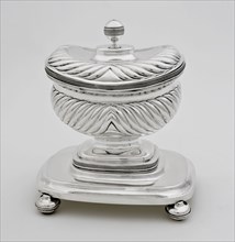 Silversmith: Jacobus Schalkwijk, Silver tobacco pot with lid on plateau with legs, tobacco pot pot holder metal silver, driven