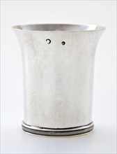 Silversmith: Jean George Grebe, Silver children's cup, cup holder silver, Cup-shaped smooth model narrow cable edge between