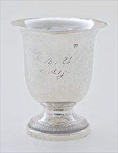 Silversmith: J. Lang & C. Koops, Silver children's cup on foot v U old 1 year, cup holder silver, Cup shaped on round