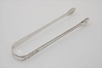 Silversmith: Gerard de Haas, Silver sugar tongs with decoration, tang cutlery silver, forged stamped arched elongated shape