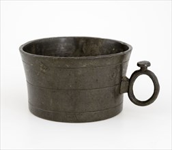 Tinsmith: Dirck Jansz. Messchaert I, Pewter cup with incised Boomoly, measuring cup measuring instrument tin, cast Flat bottom