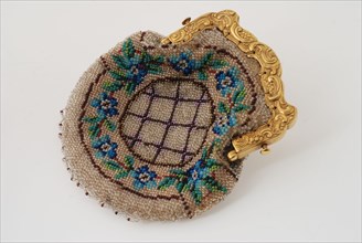 Silversmith: Hendrik van Abeele, Braided bag with gold braces and bag of colored beads, clamp bag bag clothing accessory