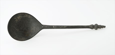 Spoon with fig-shaped bowl and hexagonal handle with decorated knob, spoon cutlery soil find tin, cast profiled turret as stem