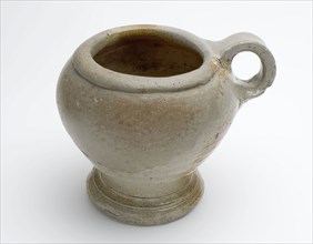 Stoneware drinking cup, head with wide bandoor, belly model on foot, drinking cup drinking utensils holder soil find ceramics