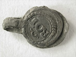 Cloth seal from Rotterdam with fire stroke and property mark, cloth seal hallmark ground find lead metal, poured beaten Cloth