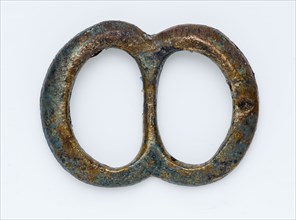 Yellow brass 8-shaped buckle, buckle fastener part soil find brass metal, archeology Rotterdam City center Stadsdriehoek