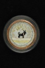Loose lid of snuff box, with embroidered painting of keeshond, lid closure part snuffbox holder textile silk wood glass