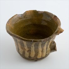 Earthenware head with wide neck and narrow foot, decorated in sludge technology, cup crockery holder soil find ceramic
