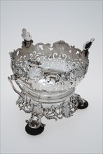 Silversmith: Douwe Eysma, Large silver chafing dish for large kettles, fully decorated, partly cut-away, three-knot, partly