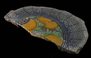Ground fragment majolica dish with hollowed soul, polychrome fruit decor, dish plate crockery holder soil find ceramic
