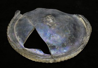 Foot fragment of beaker with serrated glass wire along the foot edge, pontilmark, beaker drinking glass drinking utensils