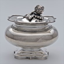 Silversmith: Jacobus Schalkwijk, Silver sugar bowl with lid, sugar bowl holder silver, cast Rounded rectangular model outer edge