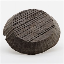 Wooden stopper or lid, stop closure part ground find wood, sawn chiselled carved Wooden stopper or lid. Thick wooden stopper