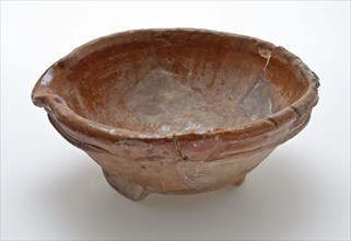 Bowl of red earthenware on three stand fins, wide shank, internally glazed, bowl holder kitchen utensils earthenware ceramics