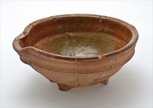 Bowl of red earthenware on three stand fins, wide shank, internally glazed, bowl crockery holder soil find ceramic earthenware