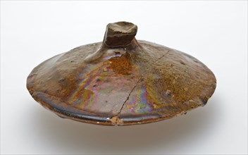 Earthenware lid with knob as handle, top glazed, lid closure soil found ceramic earthenware glaze lead glaze, hand-turned glazed