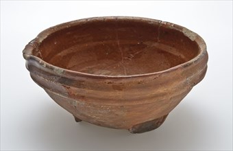 Bowl of red earthenware on three stand fins, wide shank, internally glazed, bowl crockery holder soil find ceramic earthenware