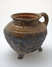Large cooking jug, grape model of red earthenware on three legs, sausage ear, sparingly glazed, grape cooking pot crockery