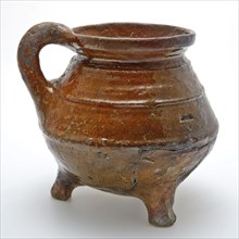 Cooking jug, grape-model of red earthenware on three legs, sausage ear, glazed, ridges around the shoulder, grape cooking pot