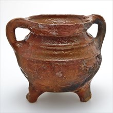 Pottery grape on three legs, two ears, decorated with two ridges around the shoulder, grape cooking pot crockery holder