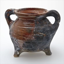 Pottery grape on three legs, two sturdy sausage ears, ribs on the shoulder, grape cooking pot crockery holder kitchenware
