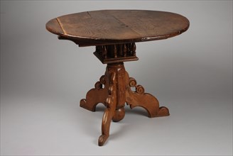 Round oak table, on one leg with three uprights, foldable, under table top, baluster round leg with twisted columns, table