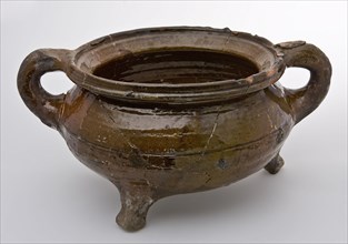 Pottery grape on three legs, low and wide model with wide neck opening, two sausage ears, grape cooking pot crockery holder
