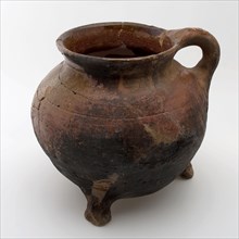 Pottery cooker on three legs, grape-model with sausage ear and groove over the shoulder, grape cooking pot tableware holder