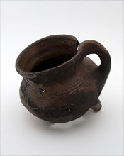 Pottery cooker on three legs, grape-model with sausage ear, rotations over the shoulder, grape cooking pot tableware holder