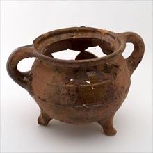 Pottery grape on three legs, two ears, decorated with two ribs over the shoulder, grape cooking pot tableware holder kitchenware