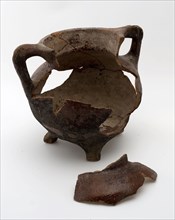 Fragments of pottery grape on three legs, two hook ears, ball-round model, grape cooking pot tableware holder kitchen utensils
