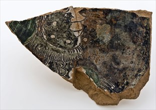 Fragment of dish on stand surface, Werra, decorated in sgraffito and sludge technique, dish plate bowl bowl dishware holder soil